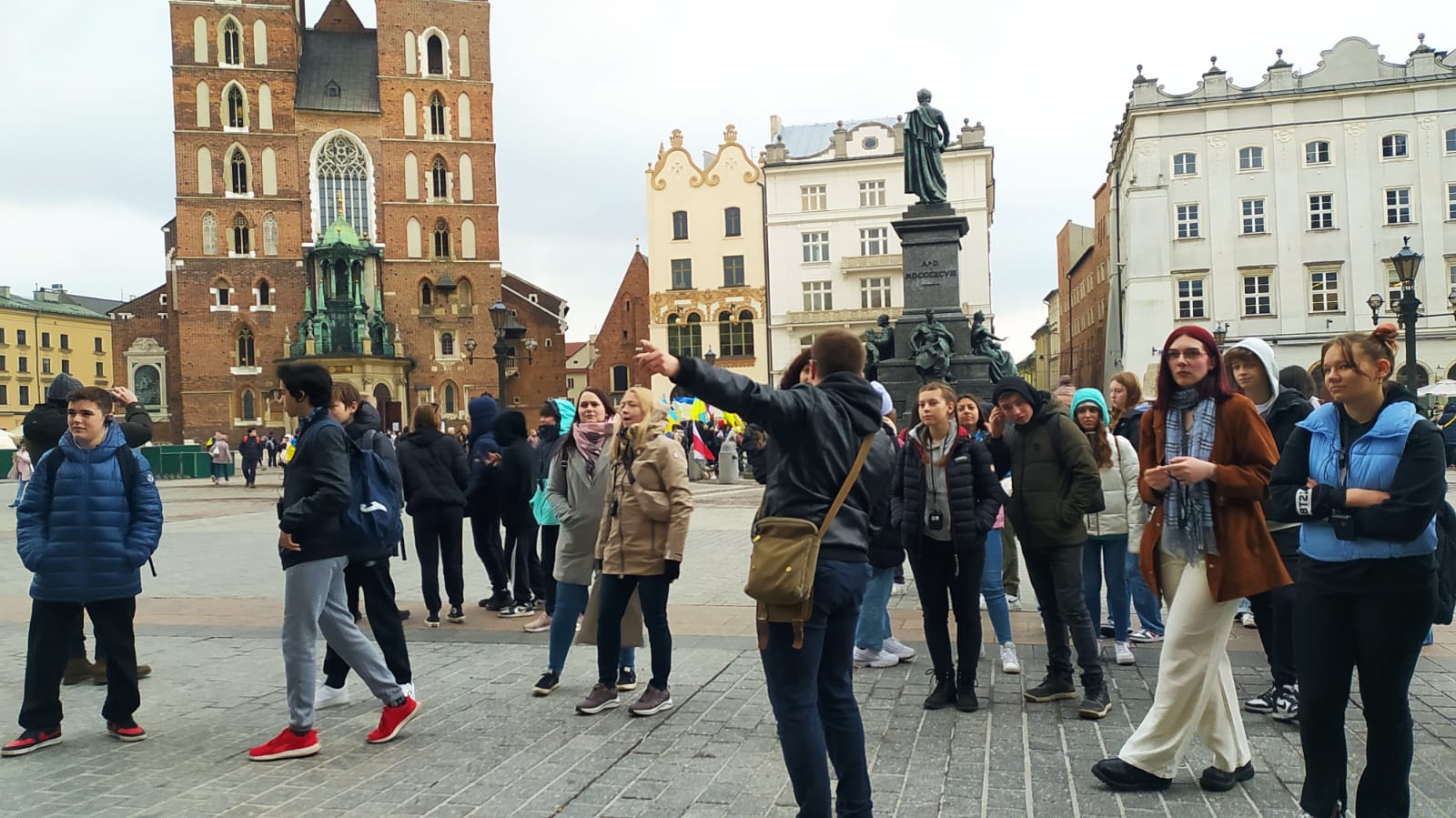 uczniowie i nauczyciele na wycieczce w Krakowie